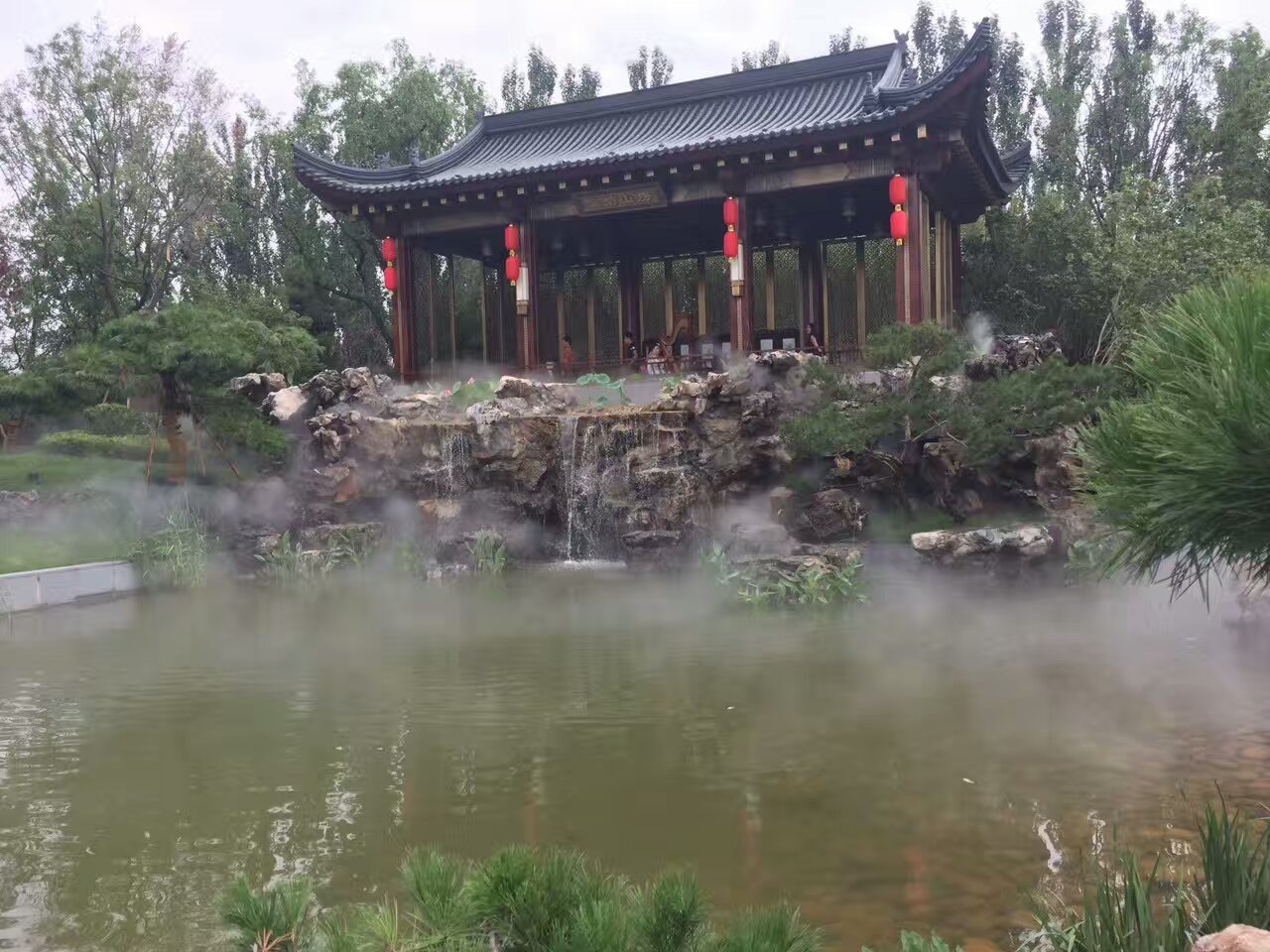 霧森景觀(guān)、霧森造景、人造霧、小區造景、降塵、加濕、小區霧森造景、樓盤(pán)云霧造景
