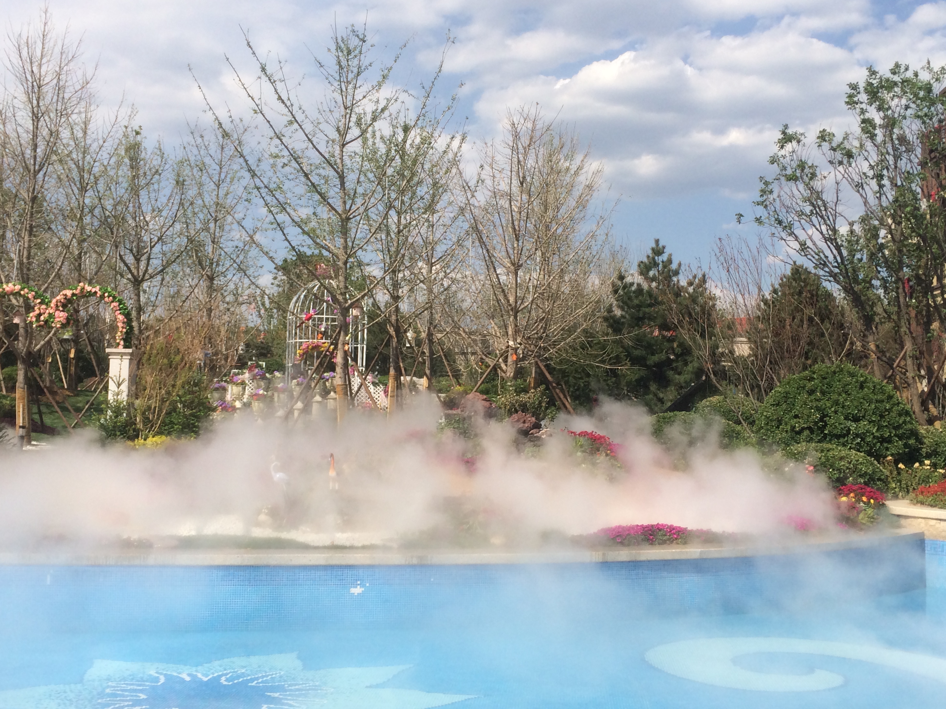 霧森景觀(guān)、霧森造景、人造霧、小區造景、降塵、加濕、小區霧森造景、樓盤(pán)云霧造景